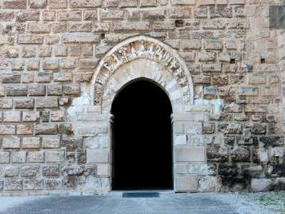 Da qui accediamo al cortile esterno e quindi al nucleo originario del castello, quello medievale. Davanti a noi si apre il duecentesco portale ogivale federiciano...